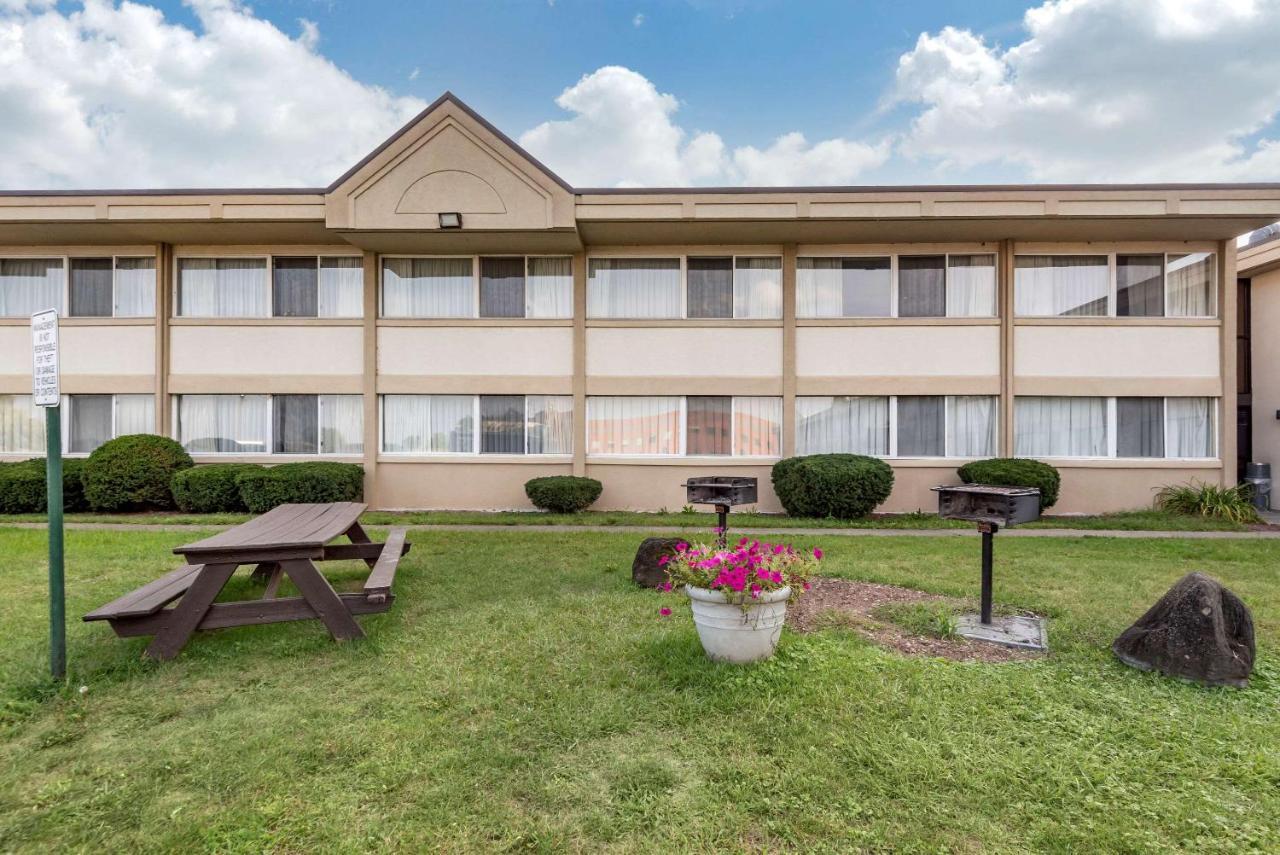 Quality Inn & Suites Vestal Binghamton Near University Exterior photo