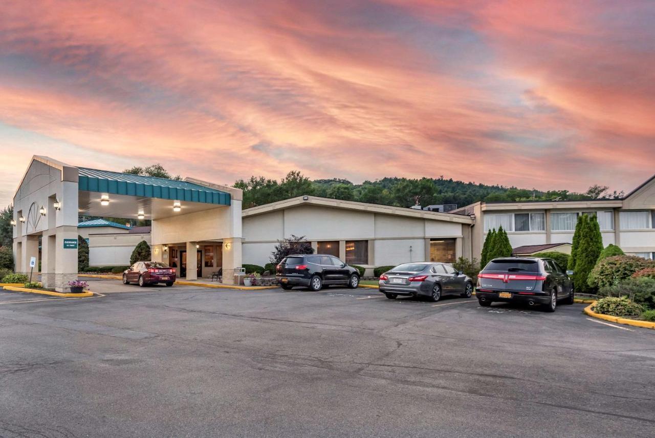 Quality Inn & Suites Vestal Binghamton Near University Exterior photo