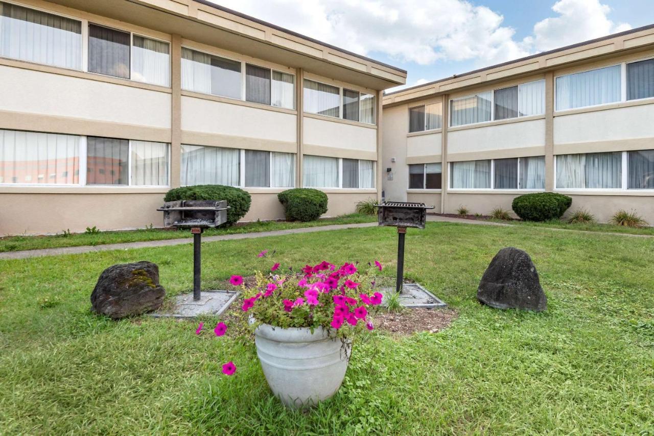 Quality Inn & Suites Vestal Binghamton Near University Exterior photo