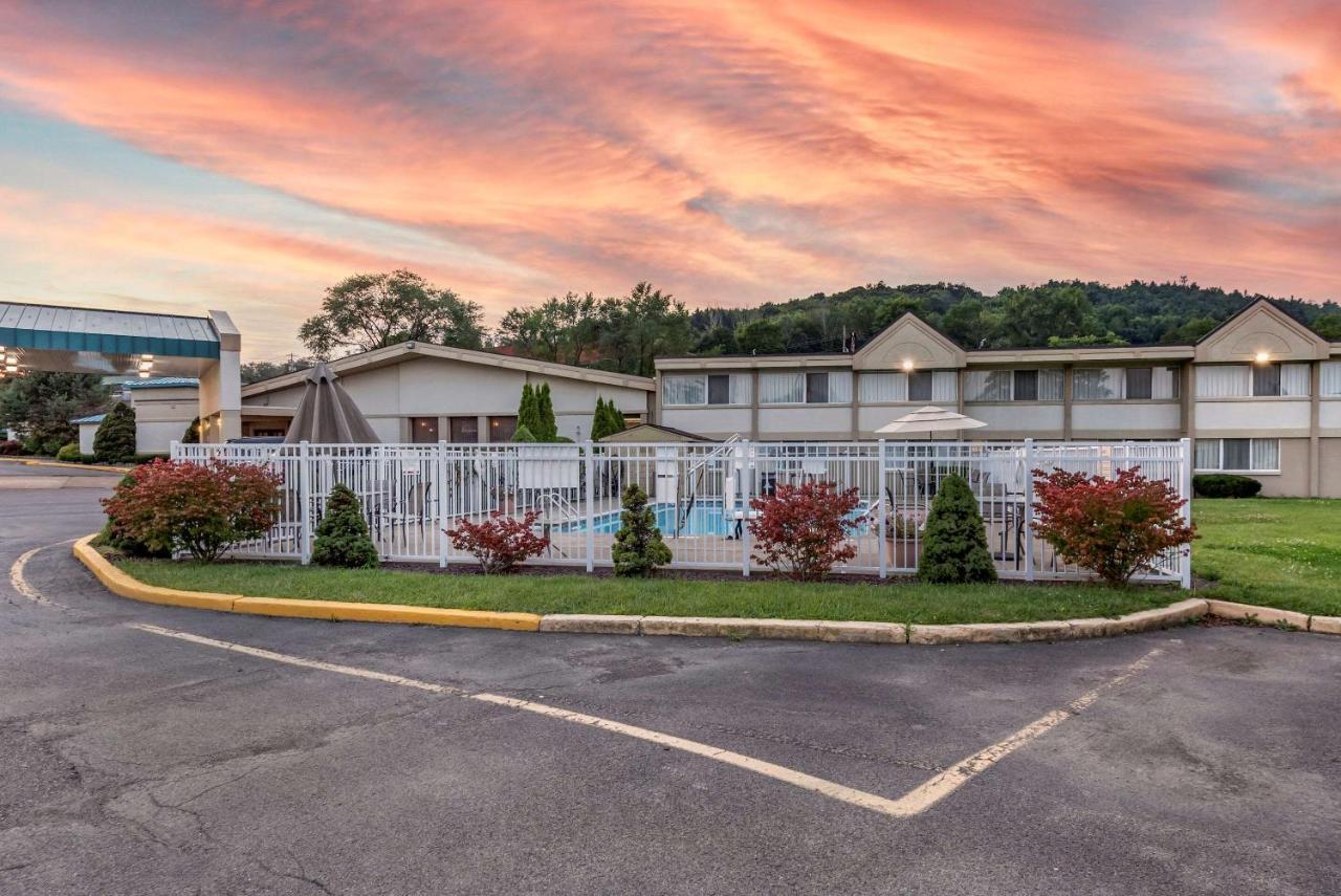 Quality Inn & Suites Vestal Binghamton Near University Exterior photo