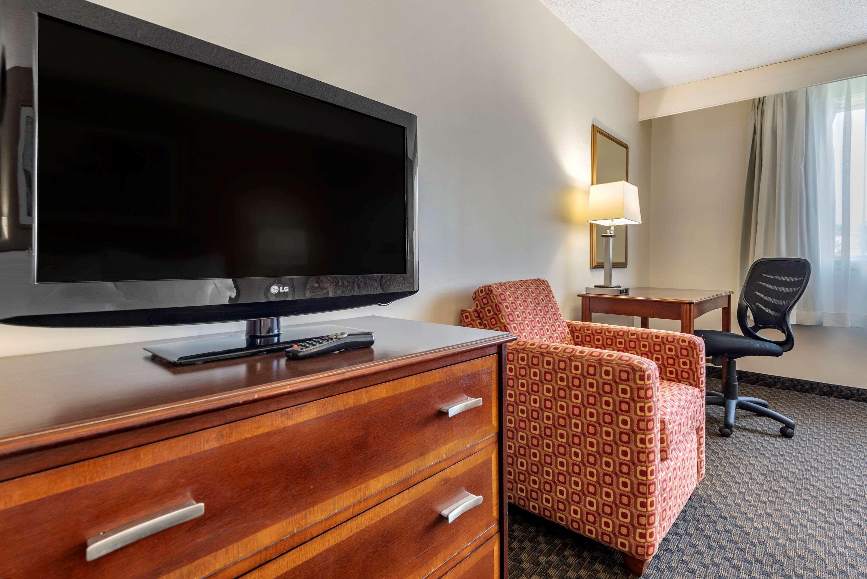 Quality Inn & Suites Vestal Binghamton Near University Exterior photo