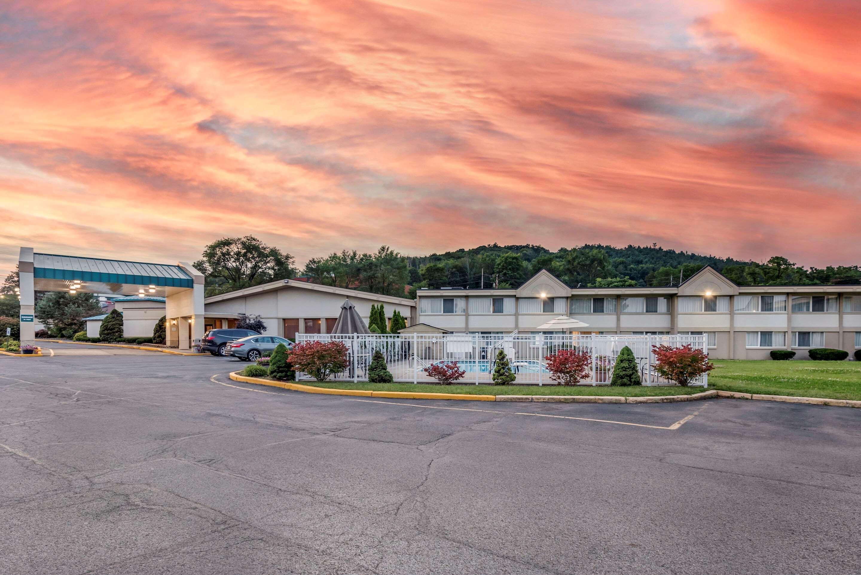 Quality Inn & Suites Vestal Binghamton Near University Exterior photo