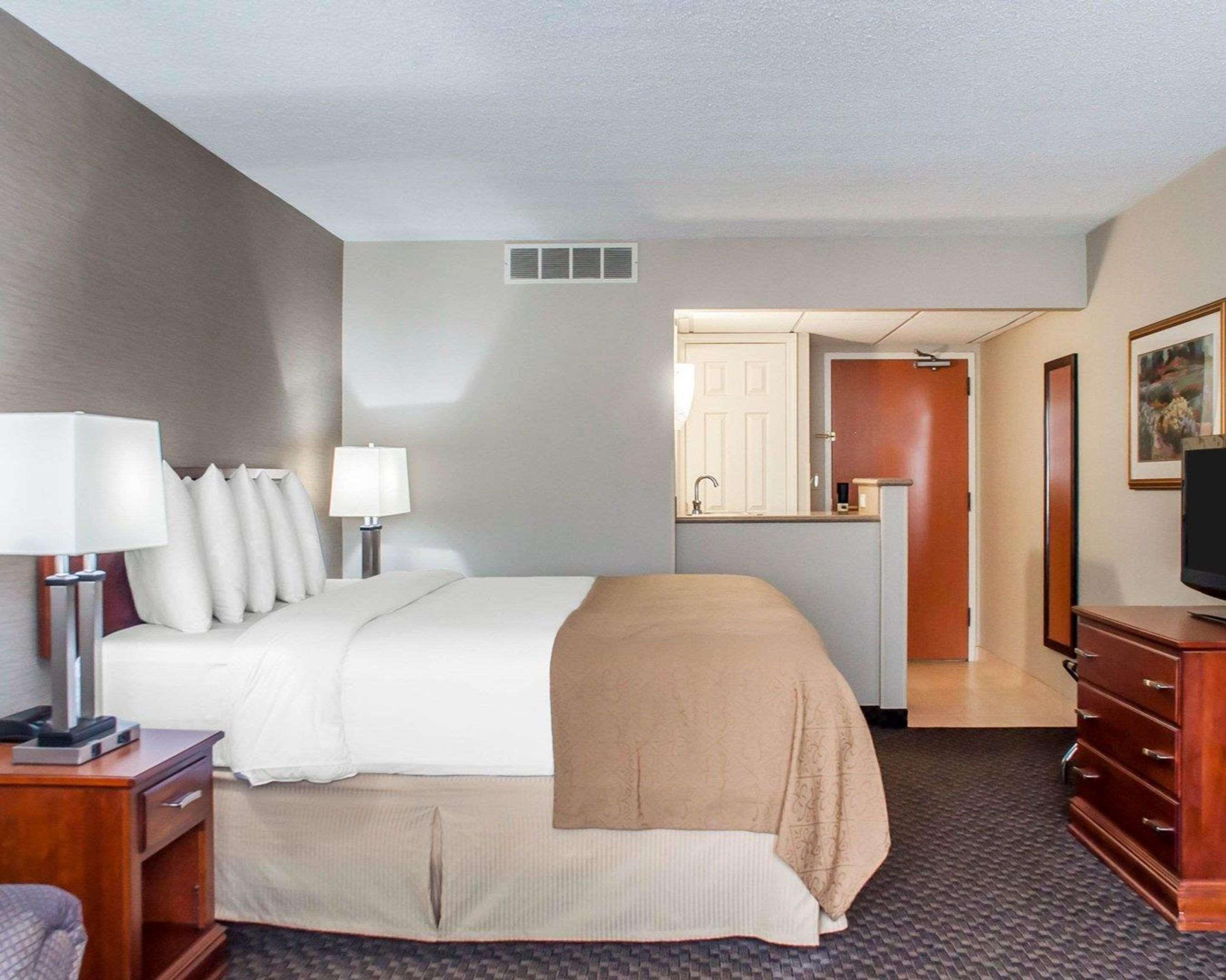 Quality Inn & Suites Vestal Binghamton Near University Exterior photo