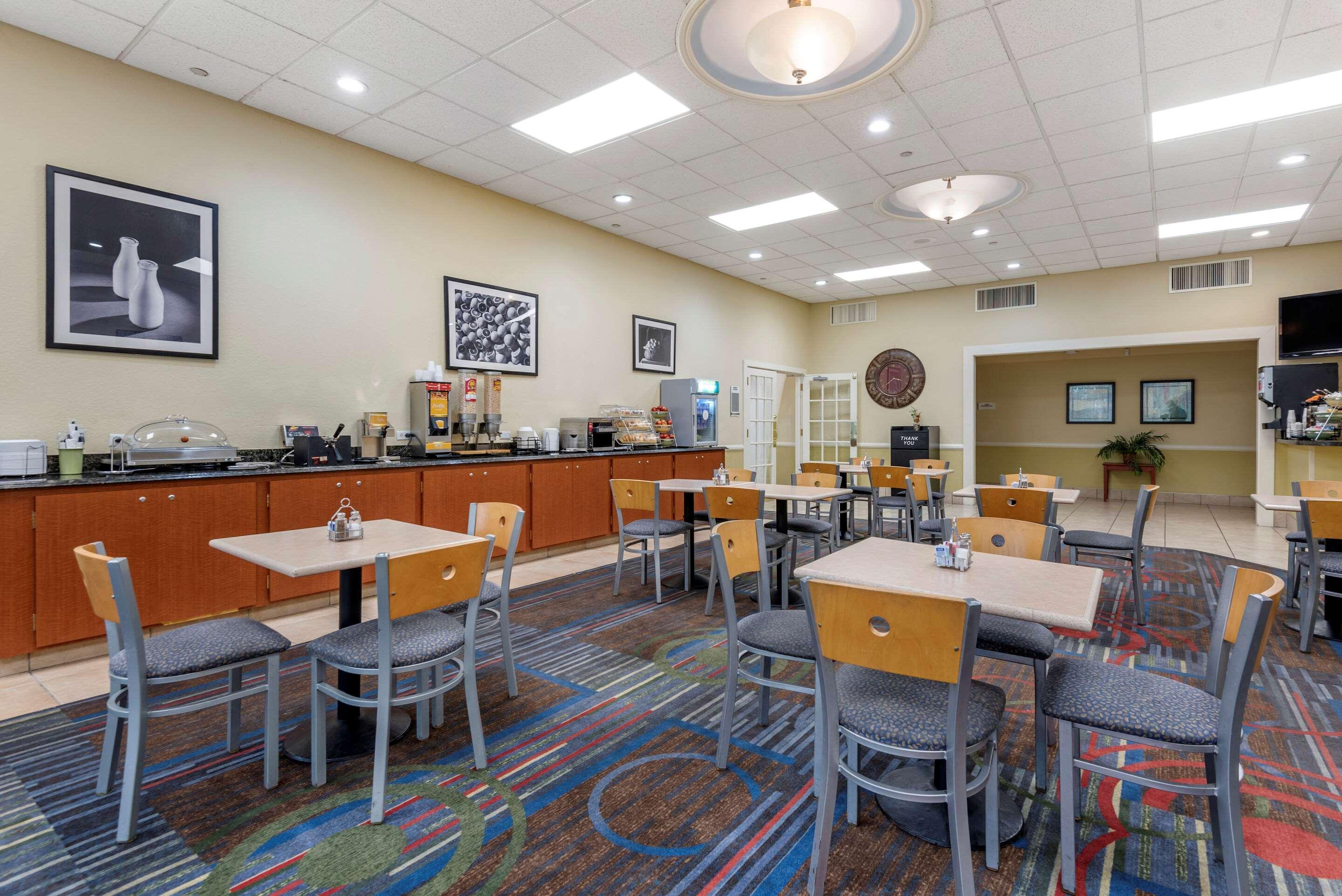 Quality Inn & Suites Vestal Binghamton Near University Exterior photo