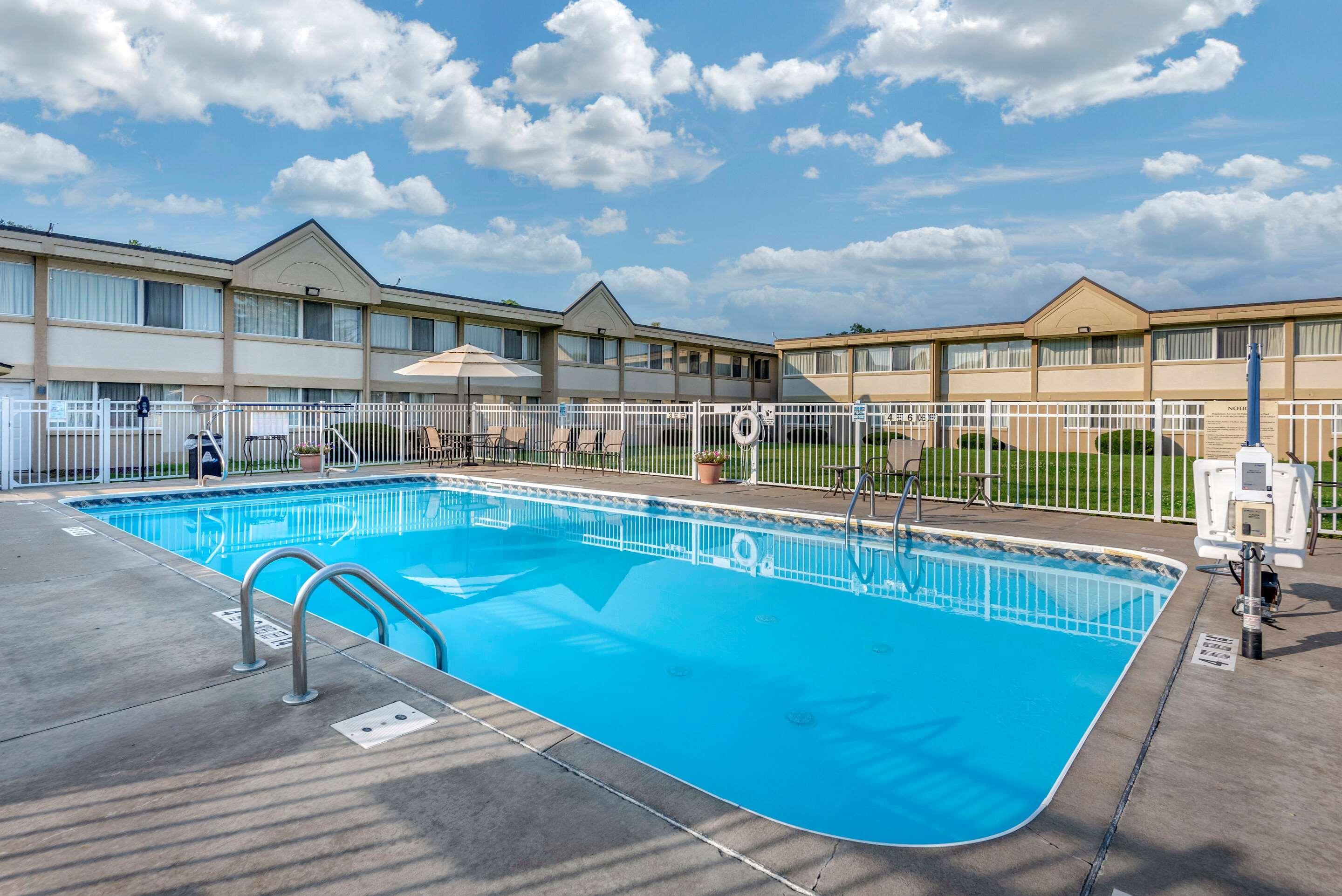 Quality Inn & Suites Vestal Binghamton Near University Exterior photo