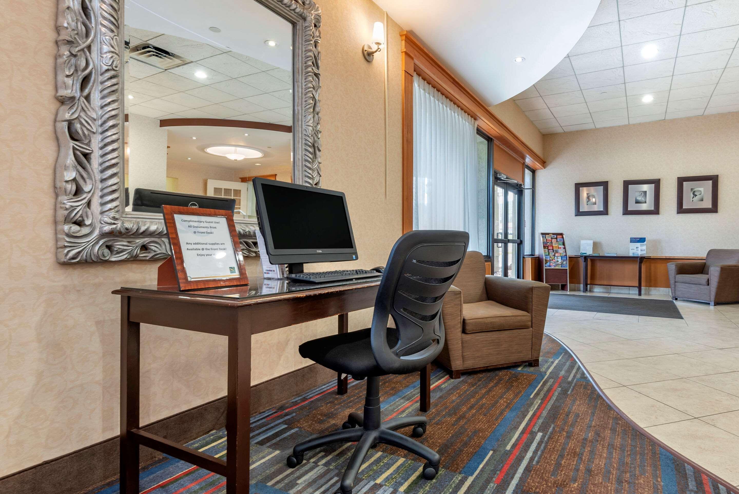 Quality Inn & Suites Vestal Binghamton Near University Exterior photo