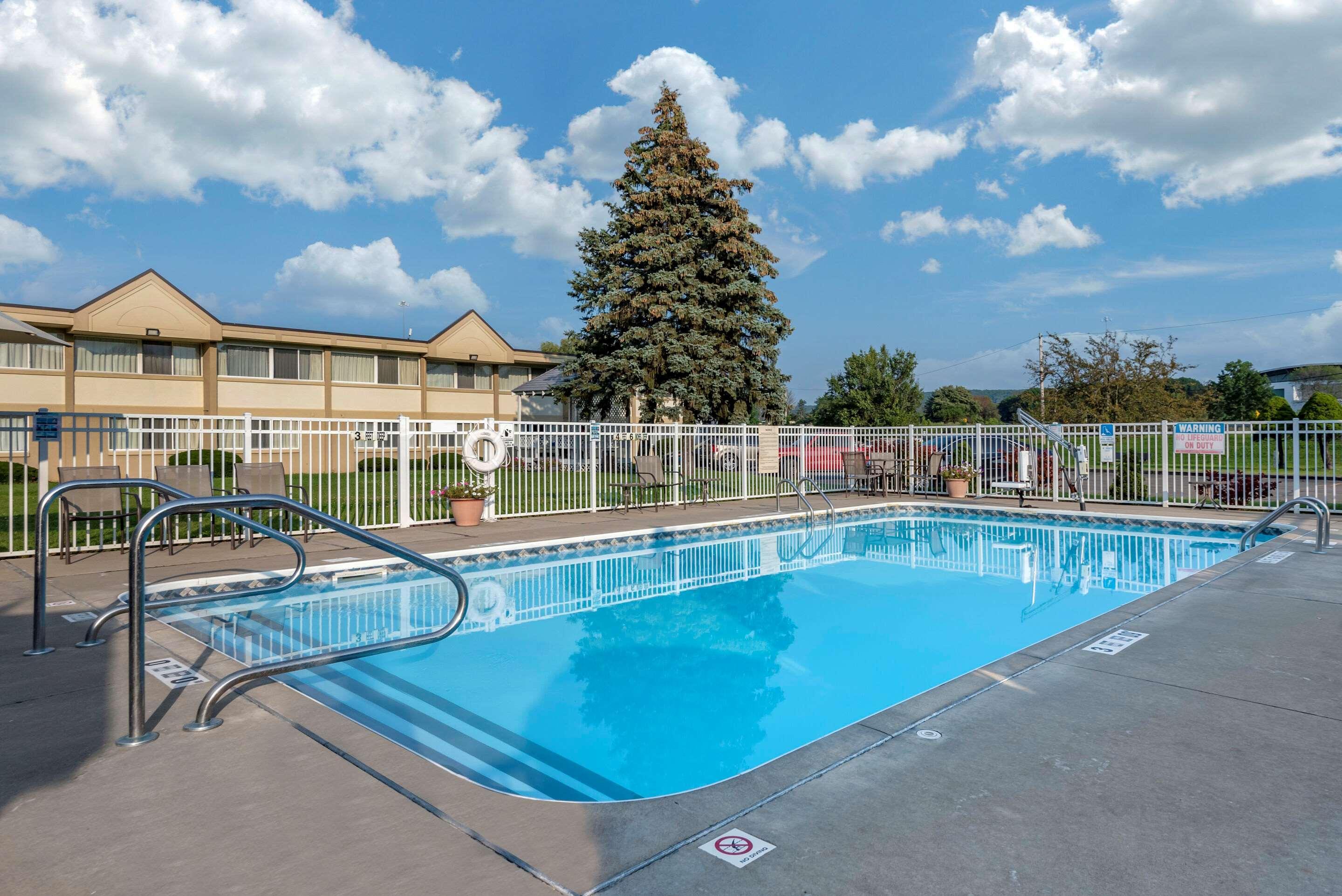 Quality Inn & Suites Vestal Binghamton Near University Exterior photo
