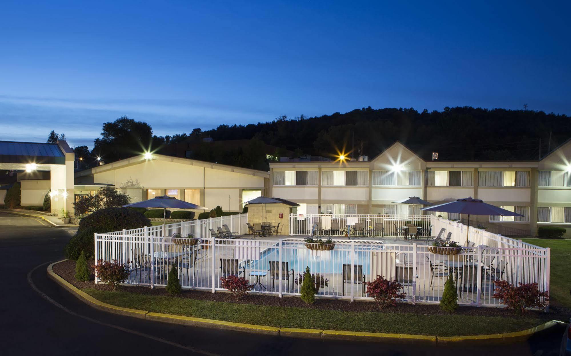 Quality Inn & Suites Vestal Binghamton Near University Exterior photo